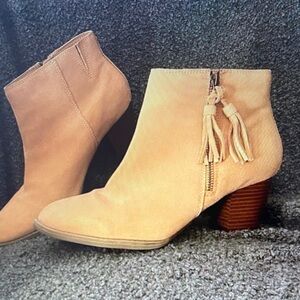Elegant Tan Ankle Boots with Tassel
